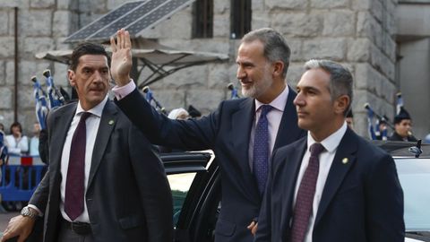 - El rey Felipe VI (c) saluda a su llegada al Concierto Premios Princesa de Asturias, este jueves en Oviedo, en la v�spera de la ceremonia de entrega de los galardones