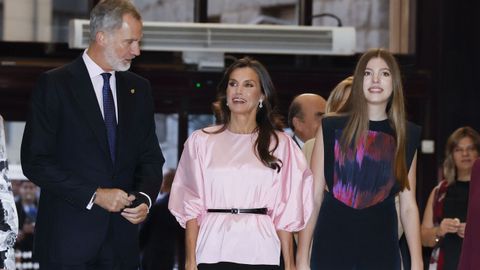 Los reyes Felipe VI (i) y Letizia (c), junto a la infanta Sof�a (d), a su llegada al Concierto Premios Princesa de Asturias