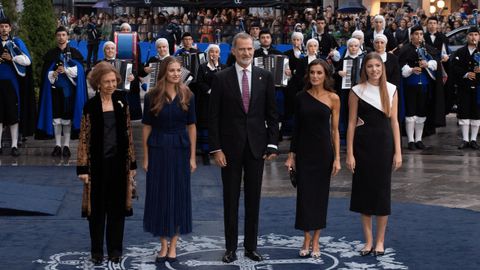 La familia real llega al teatro Campoamor para la 43ª edición de los Premios Princesa de Asturias.