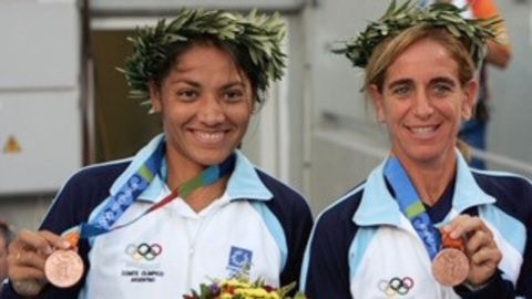 A la izquierda, la extenista argentina de dobles, Paola Surez, recibiendo la medalla de bronce en los Juegos Olmpicos de Atenas 2004.