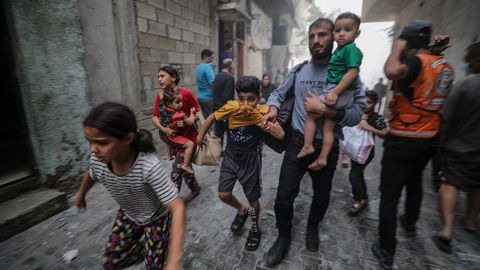 Palestinos huyen de los bombardeos israelíes en Gaza