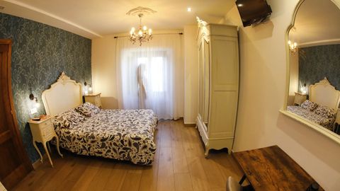 Nuria y Roberto transformaron el primer albergue público para peregrinos de A Fonsagrada en un cuidado hotel