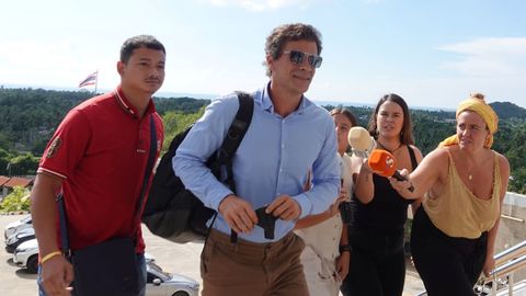 El actor español Rodolfo Sancho atiende a la prensa en la isla de Koh Samui