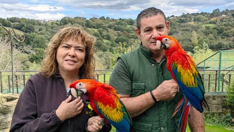 Ruth Gordón y Gonzalo Rubio, junto con unos loros que forman parte de El Bosque