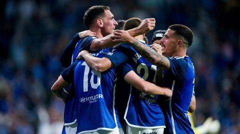 Los jugadores del Oviedo celebran un gol en el Carlos Tartiere