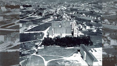 Residencia Sanitaria Nuestra Señora de Covadonga (1961), en el Cristo. En segundo término, el estadio de Buenavista (1932), luego llamado Carlos Tartiere, con la visera original, y a la derecha la pista de deportes del CAU, en el campus de Los Catalanes. Detrás del campo de fútbol, la plaza de España inconclusa y la torre de Los Carmelitas. Trabajos Aéreos Fotográficos, h. 1960