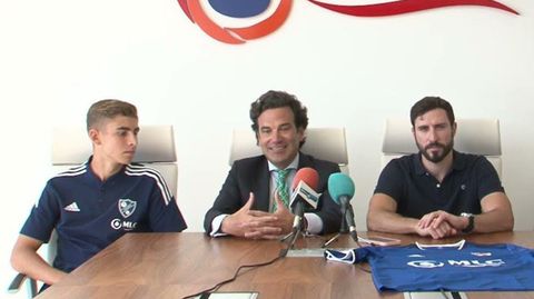Fermín, a la izquierda, y Miguel de Hita, a la derecha, en la presentación del futbolista
