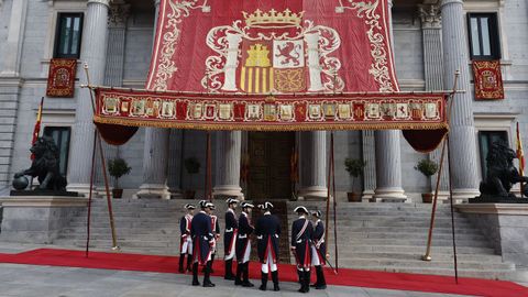 Varios guardias reales a las puertas del Congreso de los Diputados