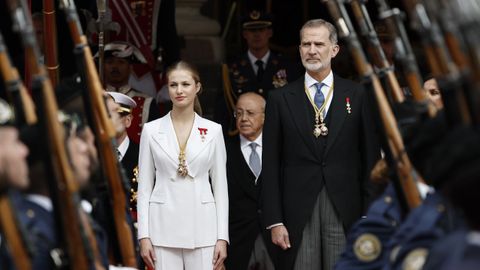 La princesa Leonor, junto a su padre, el rey Felipe VI, ambos con las Medallas del Congreso y Senado, tras jurar la Constitucin
