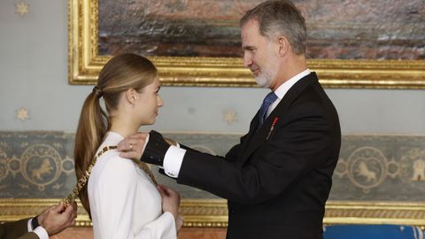 El rey Felipe impone el Collar de la Orden de Carlos III a la princesa Leonor, en un acto celebrado en el saln de Carlos III del Palacio Real, tras la jura de la Constitucin