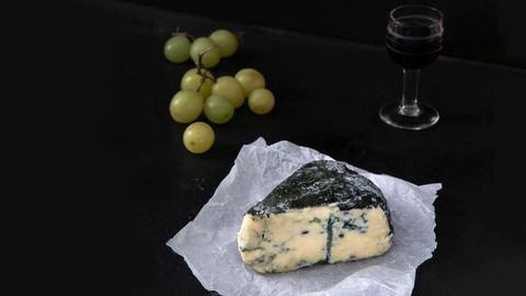 Una de las cuñas de Nidelven Blå, de la quesería noruega Gangstad Gårdsysteri, el mejor queso del mundo 2023.