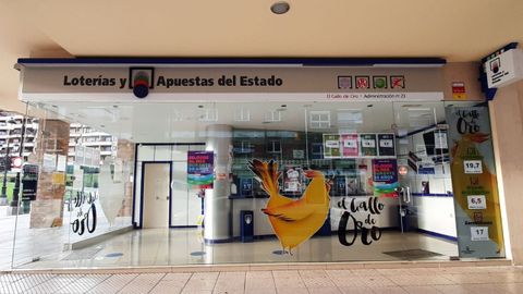 El matrimonio conformado por Froilán Blanco,y Sandra Rodríguez es el responsable de la Administración de Loterías número 23 de Oviedo, conocida como el Gallo de Oro y ubicada en la plaza Teodoro López Cuesta