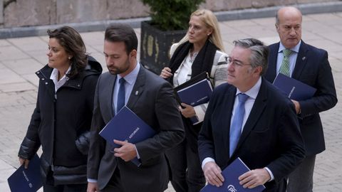 El grupo popular con el portavoz, Alvaro Queipo (2i), a la cabeza, a su llegada a la reunión con el presidente del Principado de Asturias, Adrián Barbón, para abordar la negociación del proyecto de presupuestos
