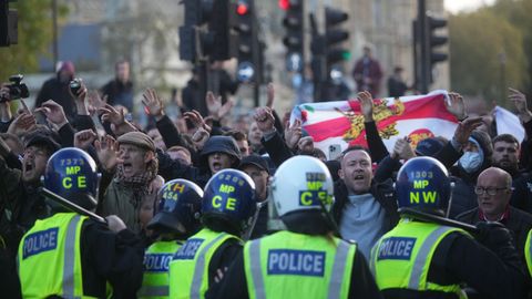 Rishi Sunak, el primer ministro britnico, la calific de irrespetuosa. Suella Braverman, responsable del Interior, tach a la polica de izquierdista por autorizarla. Pero la marcha a favor de palestina sucedi, y 300.000 participantes se lanzaron a las calles de Londres. Como era de esperar, los ultras (en la imagen) intentaron boicotearla. Al menos 92 de ellos fueron detenidos.