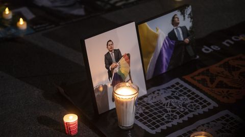 Actos por la muerte de Ociel Baena, primera persona que obtuvo un pasaporte de género no binario en México, y su pareja, Dorian Daniel Nieves Herrera