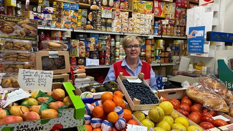Lucía Fernández lleva al frente de su frutería y charcutería 38 años