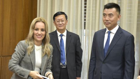Marta Nóvoa, con representantes de la delegación china.
