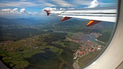 Un avi�n sobrevolando Asturias