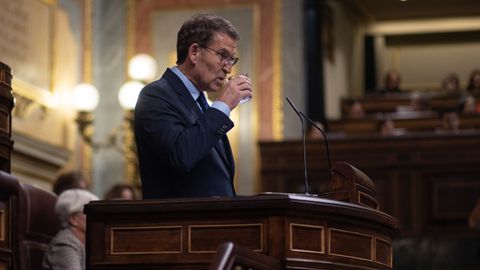 Feijoo bebe agua durante una pausa en su intervención tras el discurso de Sánchez