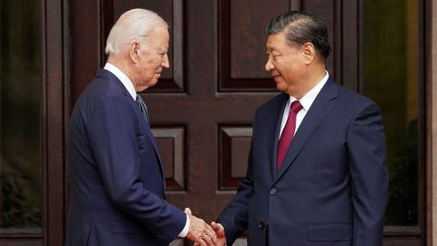 Joe Biden y Xi Jinping se dan la mano en la cumbre del APEC.