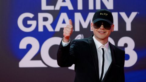 Bizarrap posa en la alfombra roja de los Latin Grammy