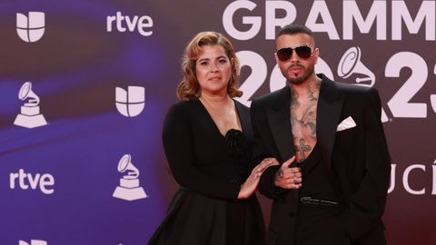 Rauw Alejandro en la alfombra roja de los Latin Grammy
