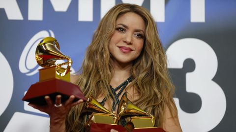 Shakira posando con los tres premios Latin Grammy que gan en la gala celebrada en Sevilla el pasado ao