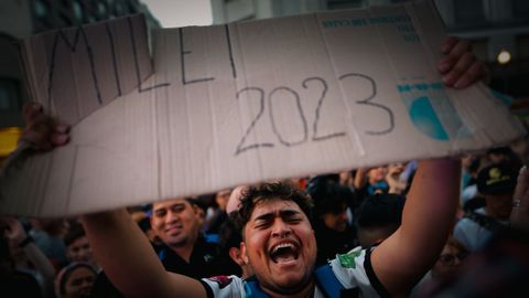 Un partidario de Mile celebra su triunfo en Buenos Aires