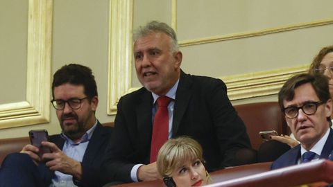 Ángel Víctor Torres (PSOE), en la tribuna de invitados del Congreso durante la segunda jornada del debate de investidura 