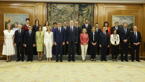 El rey Felipe vi y el presidente del Gobierno, Pedro Snchez, posan para la foto de familia junto a los miembros del nuevo Ejecutivo.