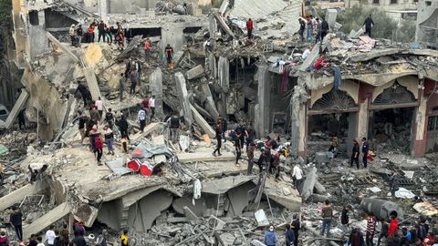 Gazatíes buscan supervivientes tras el bombardeo de varios edificios en la ciudad de Gaza en una imagen de archivo