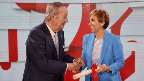 Santiago Rey Fernndez-Latorre, presidente y editor de La Voz de Galicia, entrega el premio Fernndez Latorre a la cientfica Marisol Soengas