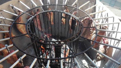 Para celebrar grandes comidas en Bar Ponteo, Jos Manuel preparaba corderos asados