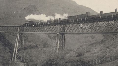 Paso de un ferrocarril por un tramo del viaducto de Parana, en Puente de Los Fierros, y que formaba parte de la Rampa de Pajares