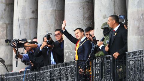 El presidente de Ecuador, Daniel Noboa, saluda desde el Palacio de Gobierno tras asumir su cargo el jueves
