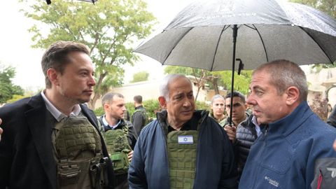 El multimillonario Elon Musk y Benjamin Netanyahu visitan el kibutz de Kfar Azza, cerca de la Franja.