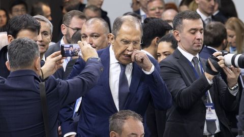Lavrov tuvo que interrumpir su discurso durante unos segundos para pedirle a uno de los fotgrafos presentes: Puedes dejarme en paz!.