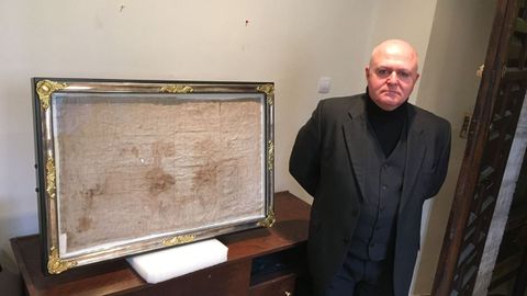 El mdico forense Alfonso Snchez Hermosilla, junto con el Santo Sudario de Oviedo, del que es experto