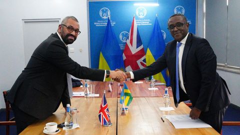 Los ministros de Interior de Reino Unido, James Cleverly, y de Exteriores de Ruanda, Vincent Biruta, durante la firma del nuevo tratado en Kigali.