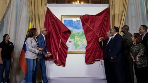 El presidente de la Asamblea Nacional, Jorge Rodrguez (3i), junto a diputados del organismo, develan un mapa de Venezuela al que se le aade al Esequibo.