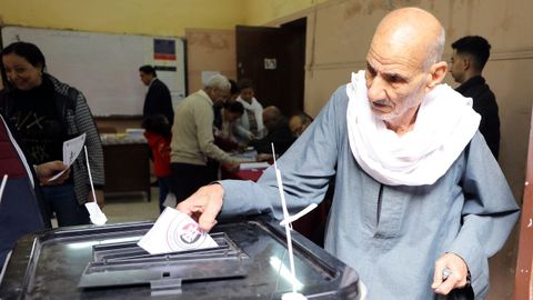 Un hombre egipcio deposita su voto en El Cairo.