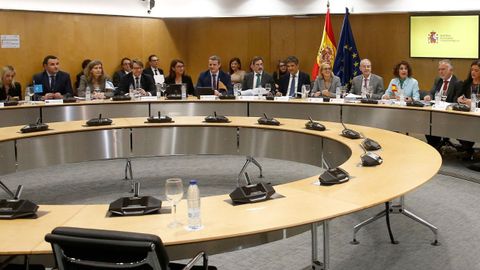 El consejero de Hacienda y Fondos Europeos, Guillermo Pelez, ha participado hoy en la sesin plenaria del Consejo de Poltica Fiscal y Financiera, junto con la directora general de Presupuestos y Finanzas, Mar Garca Salgado (primeros por la izquierda)