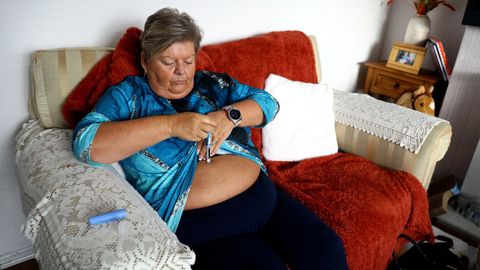 Una mujer se inyecta un frmaco para perder peso.