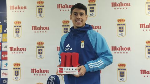 Santiago Colombatto, con el premio a mejor jugador del Oviedo en el mes de noviembre