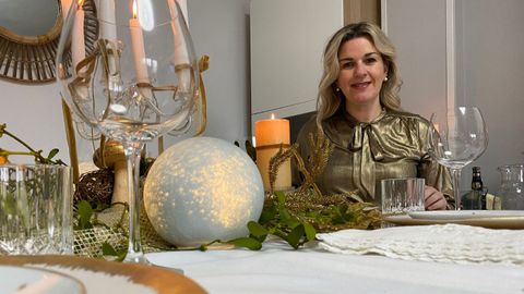 La decoradora profesional de mesas Ana Fuertes en uno de sus montajes navideos.