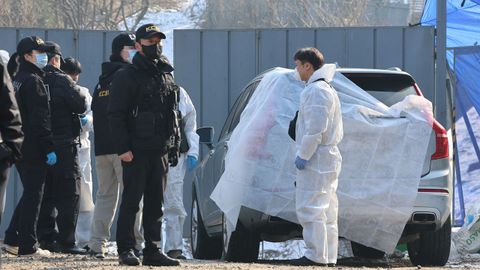 La polica examina elcoche donde fue encontrado el cuerpo del actor surcoreano Lee Sun-kyun