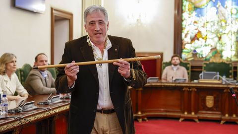 El diputado de EH Bildu, Joseba Asirn, con el bastn de mando tras proclamarse alcalde de Pamplona el 28 de diciembre a travs de una mocin de censura apoyada por PSN, Geroa Bai y Contigo Zurekin.