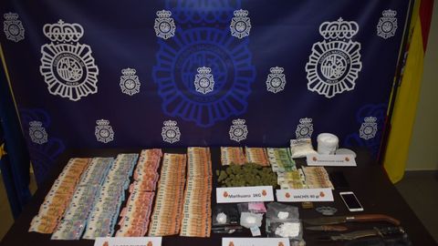 Incautacin dinero, drogas y efectos, en el marco de la 'Operacin CARRO' llevada a cabo por la Polica Nacional de Gijn, en la que se detuvo a seis personas dedicadas a la venta de estupefacientes.
