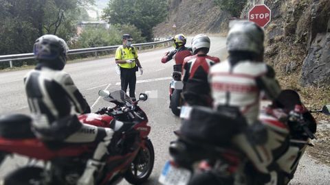 Trfico aumentar los controles a motoristas, como elde la foto, realizado en una carretera de Lugo.
