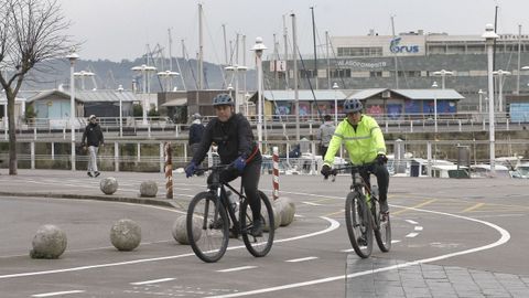 Ciclistas circulan por el puerto deportivo de Gij�n